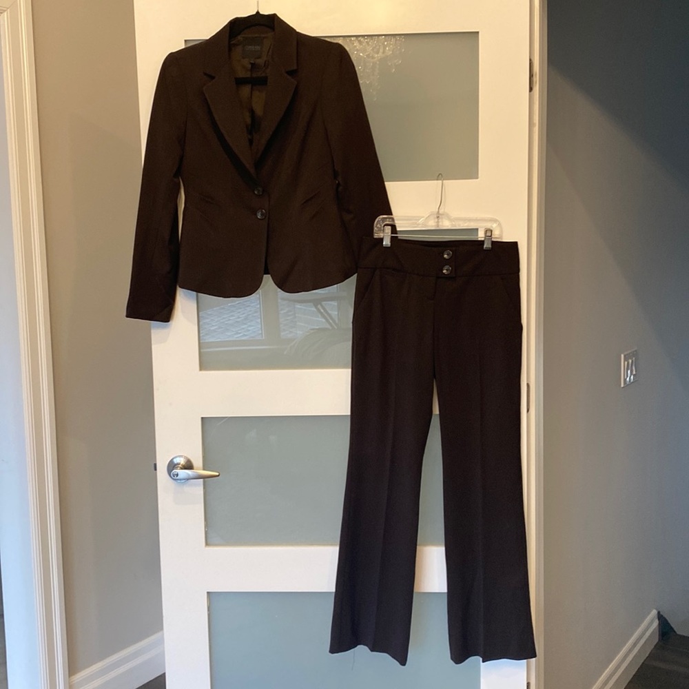Gorgeous Womens 2-piece brown suit. Pants size 2R and blazer size 4.